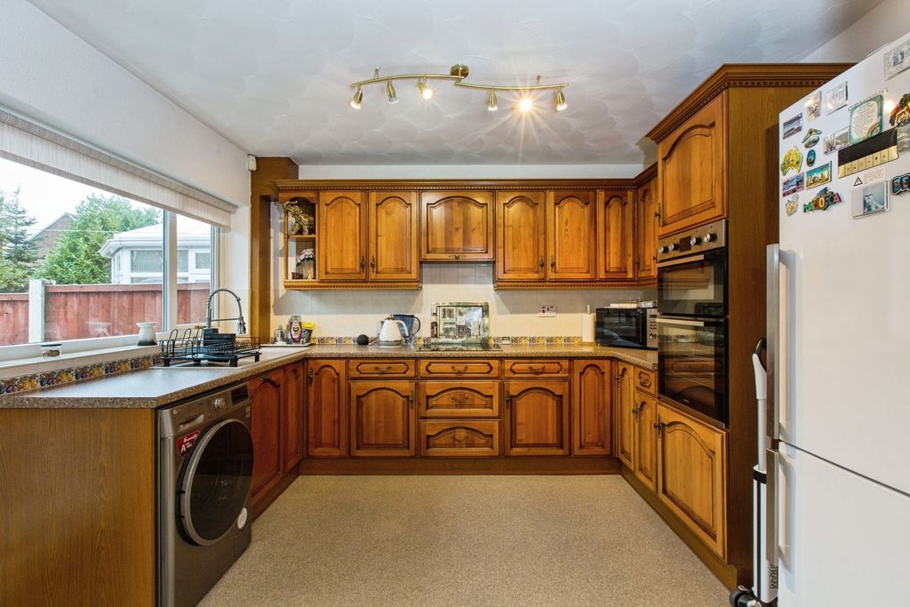 Property photo 3 of 18 Kitchen