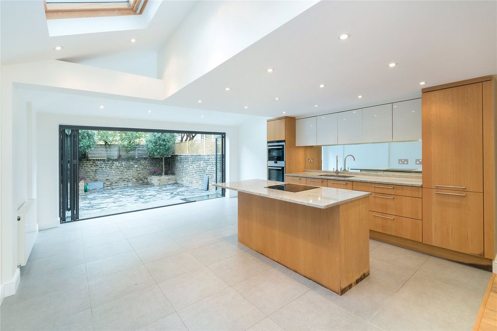 Property photo 2 of 12 Kitchen