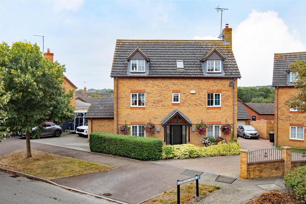Property photo 1 of 36 35 Coniston Close 01.Jpg