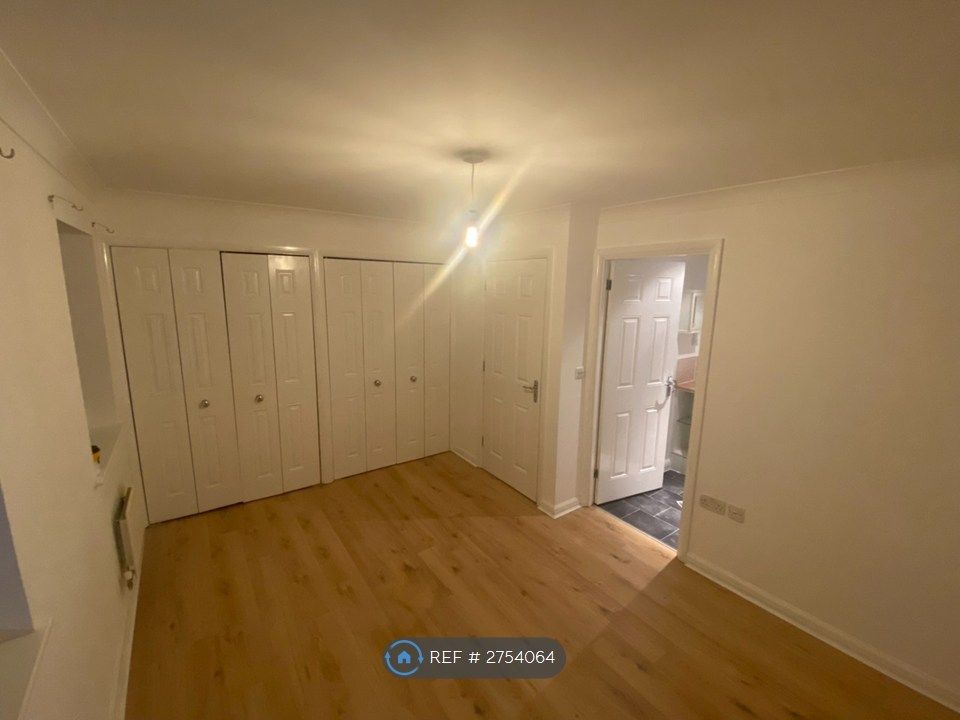 Property photo 3 of 14 Ensuite Bedroom (First Floor)