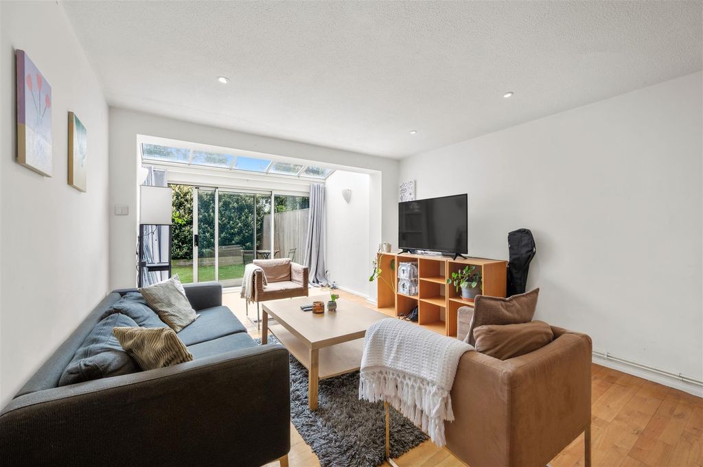 Property photo 2 of 23 15 Holm Oak Close-10.Jpg