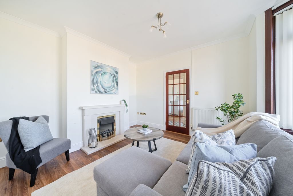 Property photo 3 of 28 Lounge