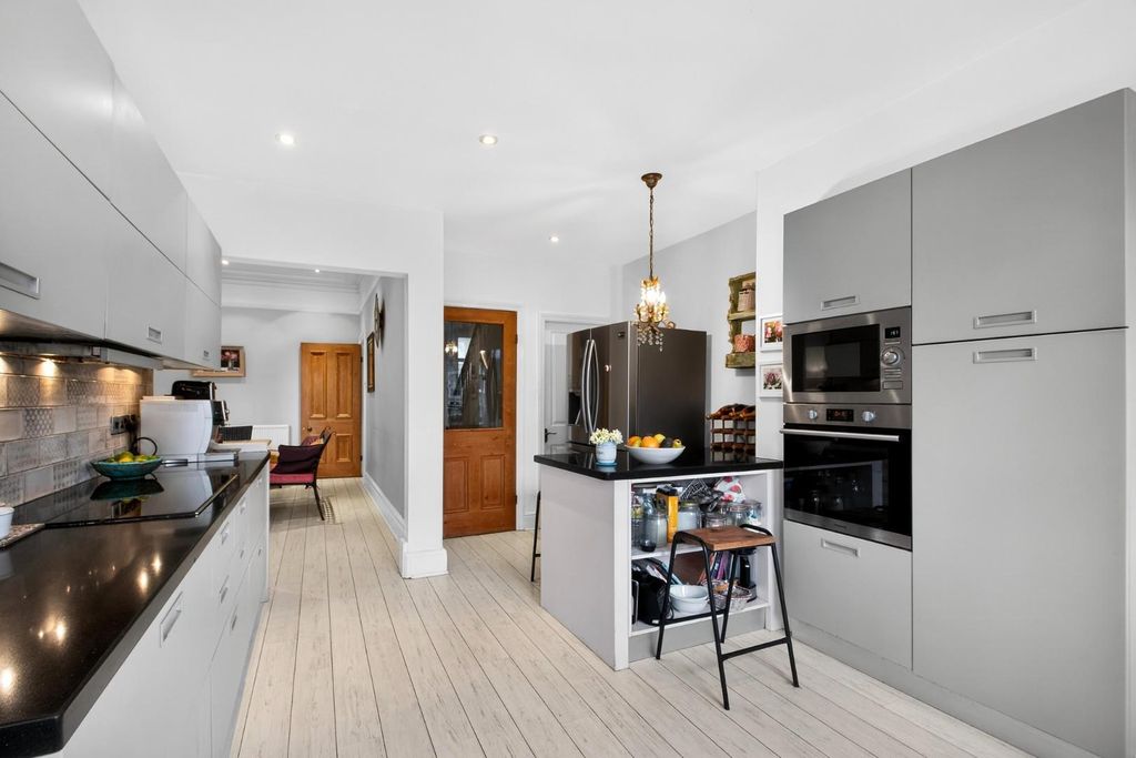 Property photo 3 of 19 81Westendavenue-3.Jpg