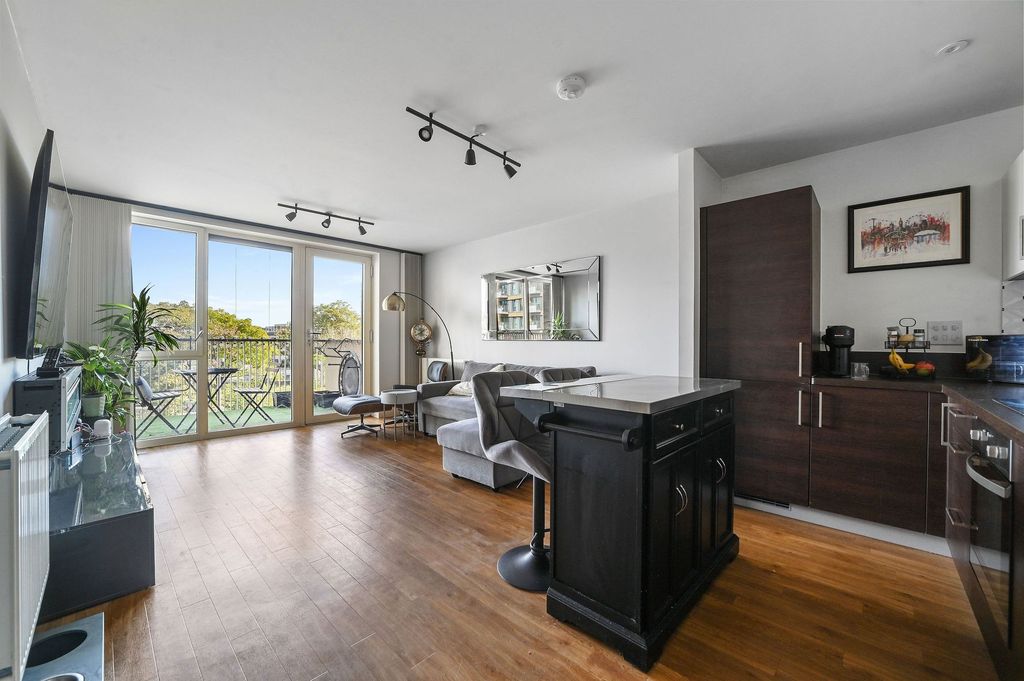 Property photo 1 of 13 Oxley Square E3