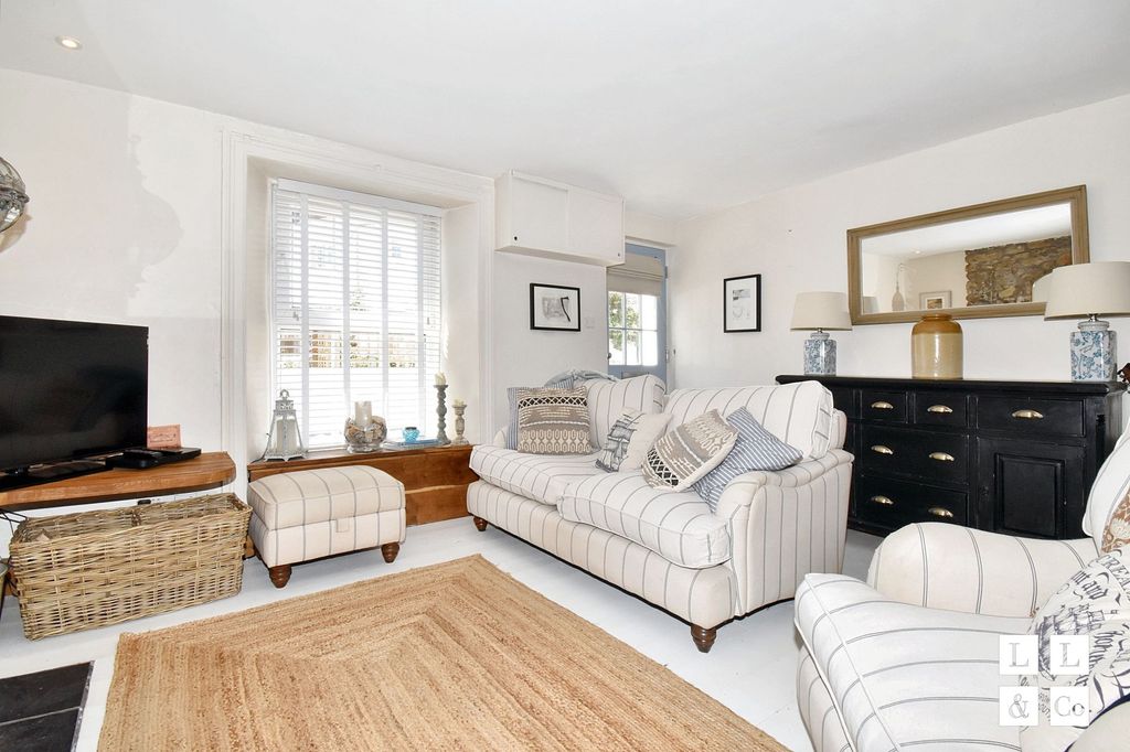 Property photo 2 of 22 Sitting Room