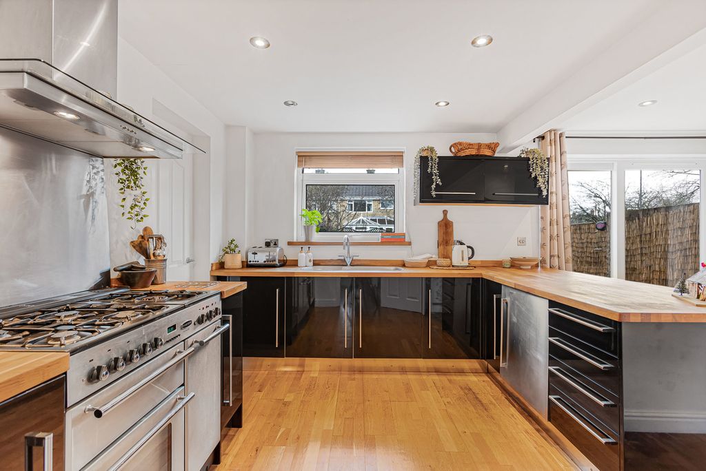 Property photo 2 of 19 Kitchen