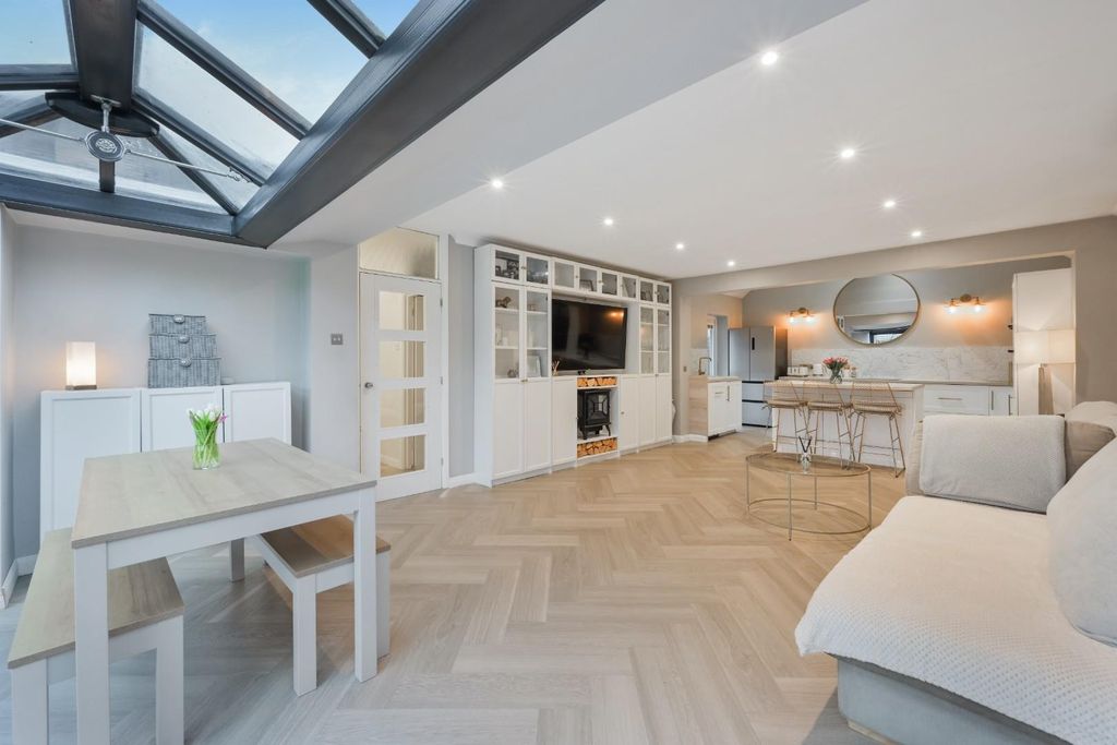 Property photo 3 of 14 Reigate Road