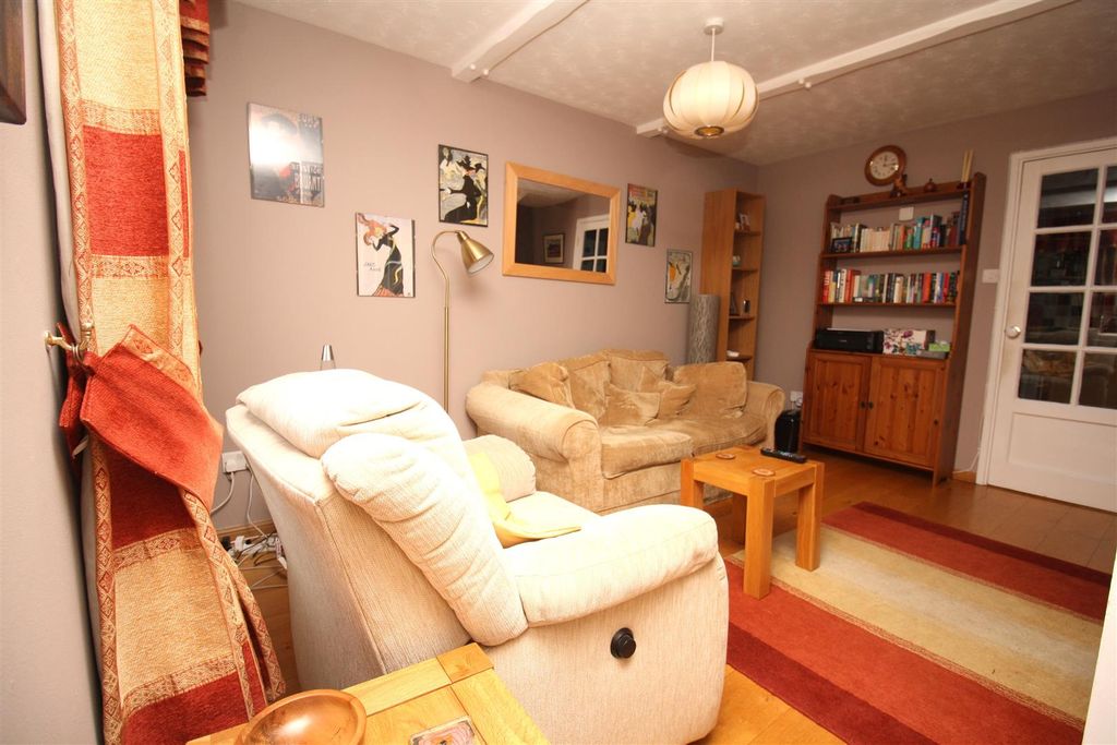 Property photo 3 of 18 Lounge