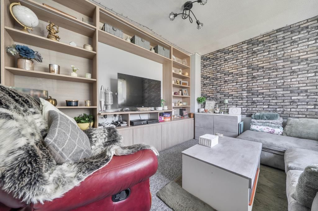 Property photo 3 of 17 Lounge