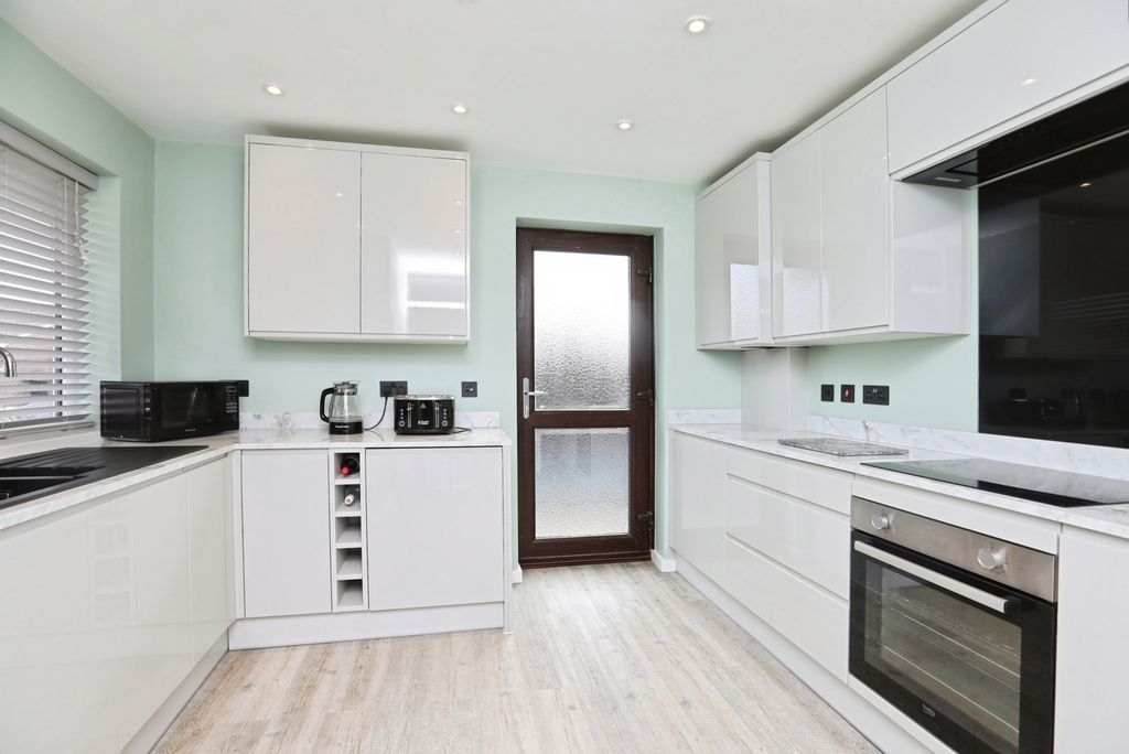 Property photo 2 of 15 Kitchen