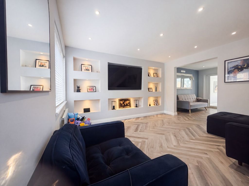 Property photo 2 of 14 5371423