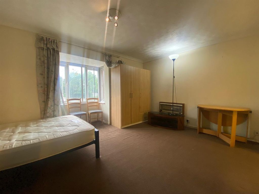 Property photo 2 of 5 Bedroom,Studio Room