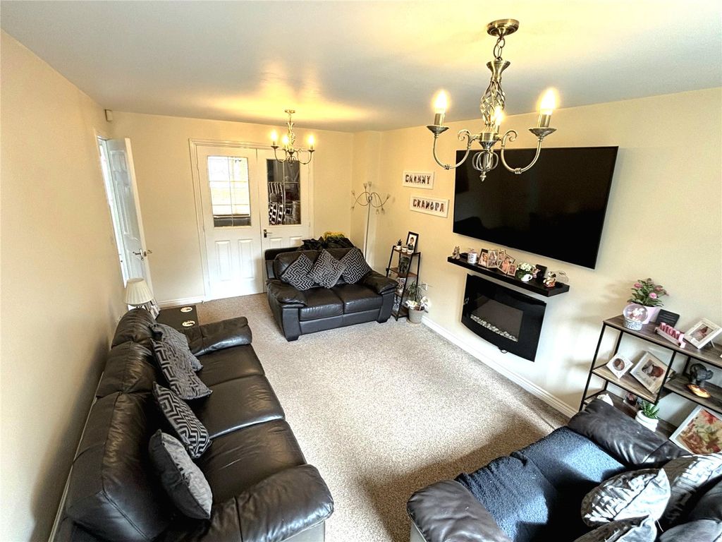 Property photo 2 of 19 Lounge