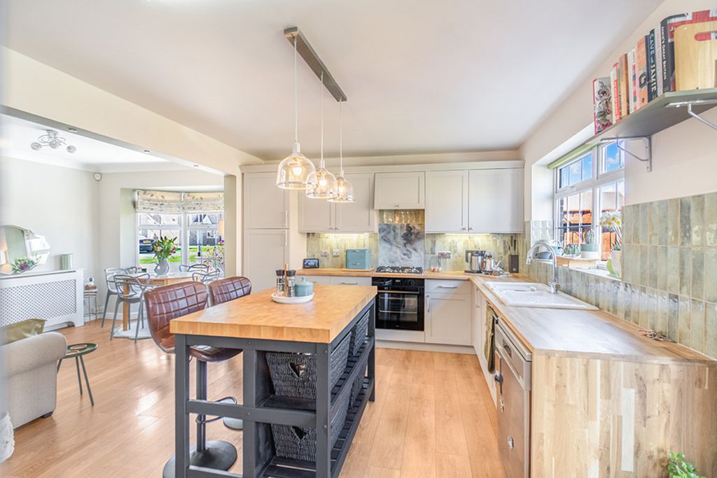 Property photo 2 of 39