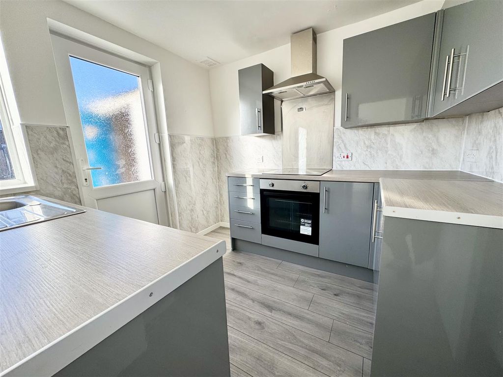 Property photo 2 of 9 Kitchen