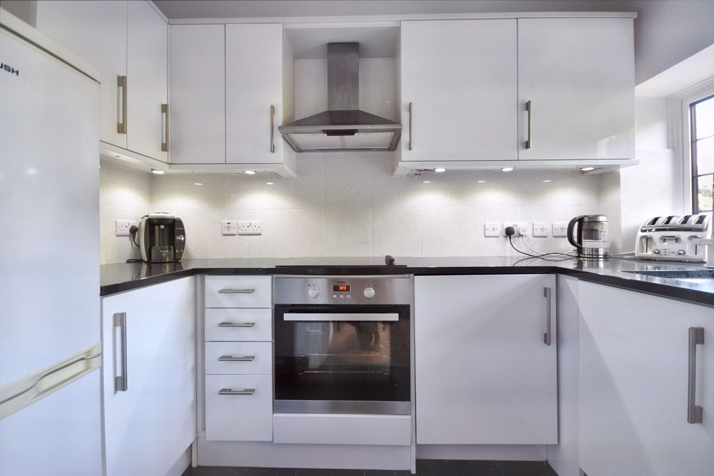 Property photo 3 of 10 Kitchen