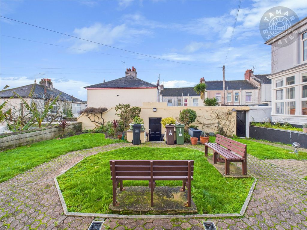 Property photo 3 of 13 Communal Gardens