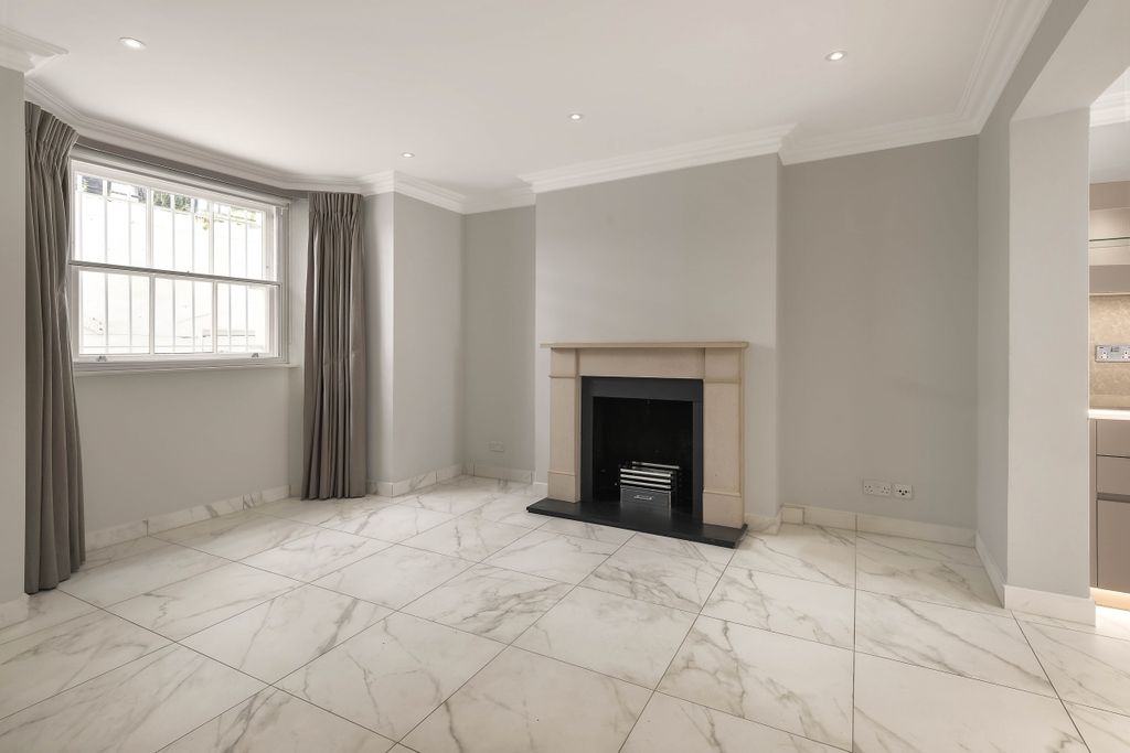 Property photo 2 of 12 Oakley Gardens