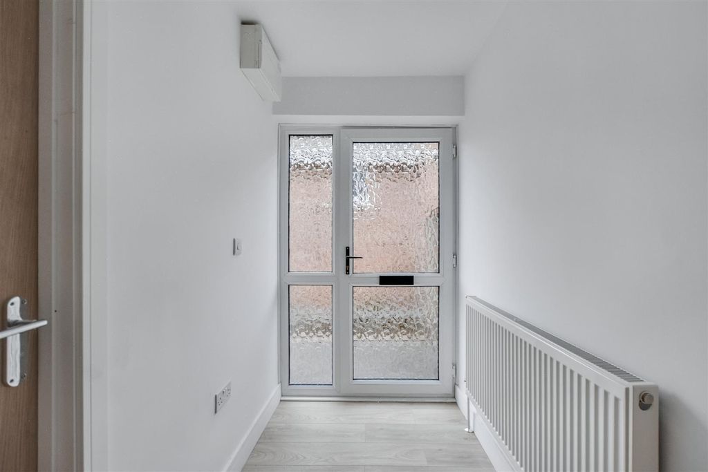 Property photo 3 of 15 Entrance Hall.Jpg