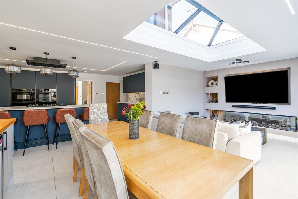 Property photo 3 of 19 15 Ullenhall Road_18.Jpg