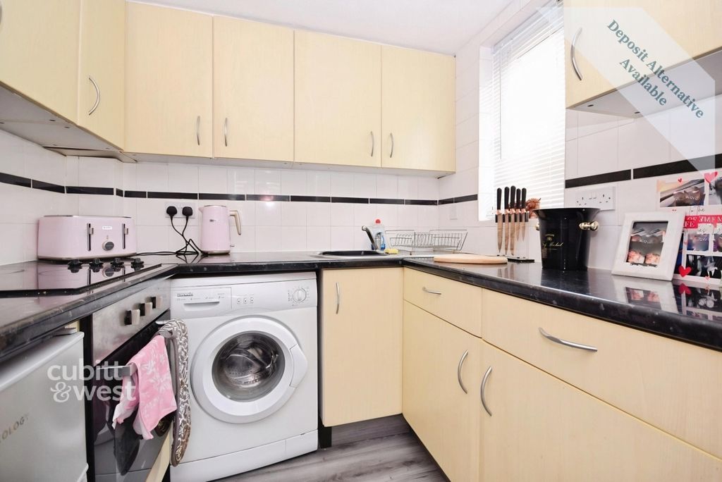 Property photo 2 of 10 Kitchen