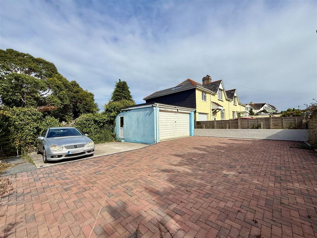 Property photo 3 of 32 Parking_&amp;_Garage.Jpg