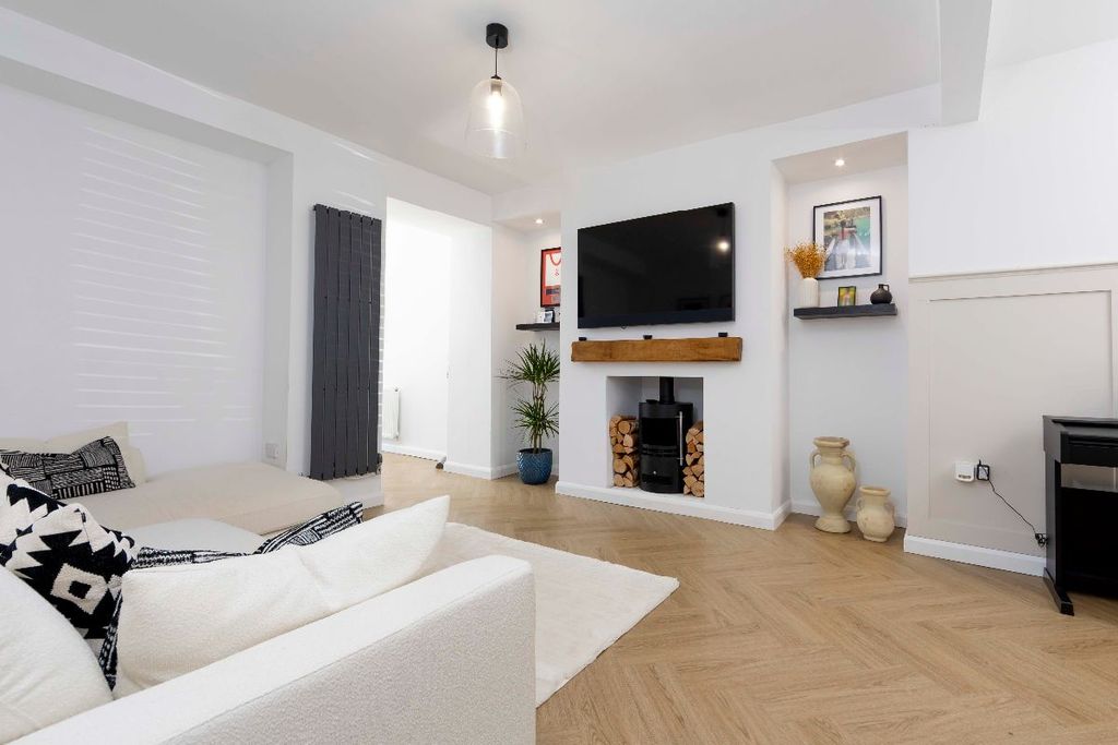 Property photo 1 of 32