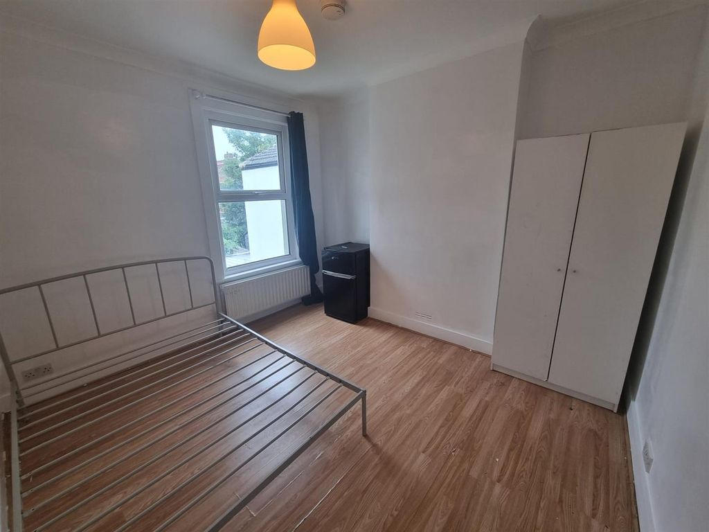 Property photo 1 of 6 Bedroom