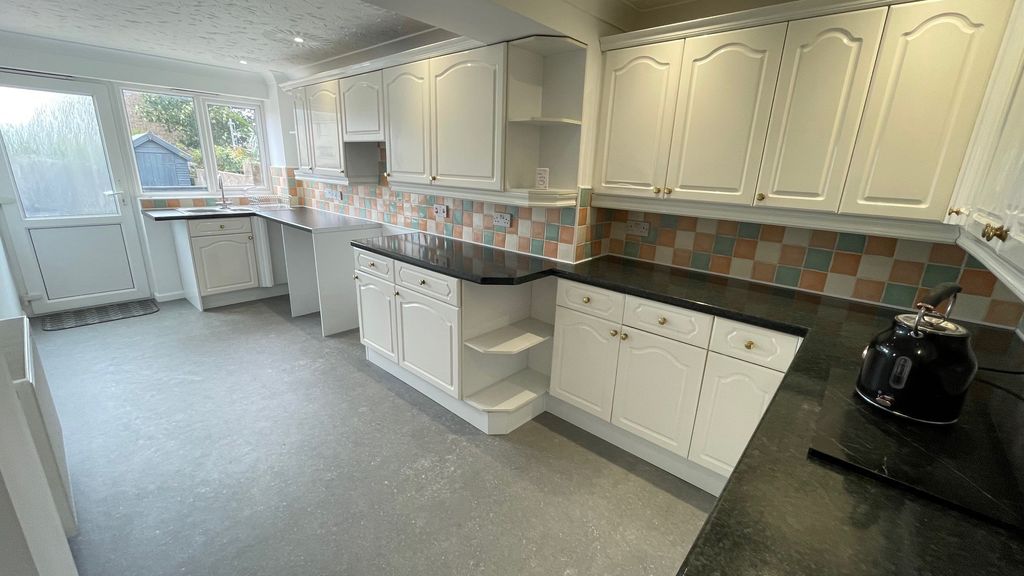 Property photo 3 of 18 Kitchen 1