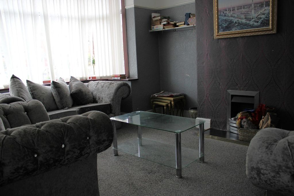 Property photo 3 of 17 Reception 1