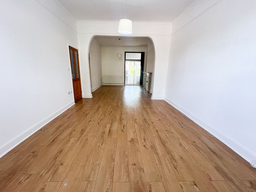 Property photo 2 of 22 Wallwood Rd E11
