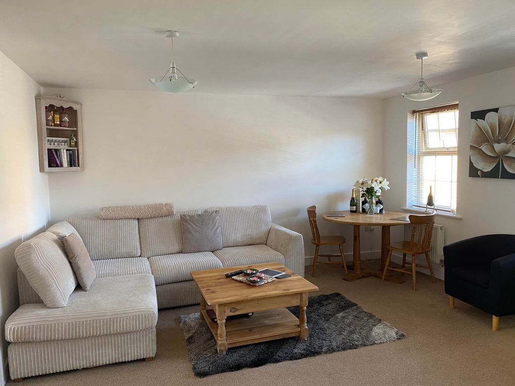 Property photo 1 of 10 Living Room