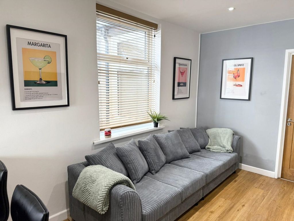 Property photo 2 of 22 11 Tewkesbury Street_7