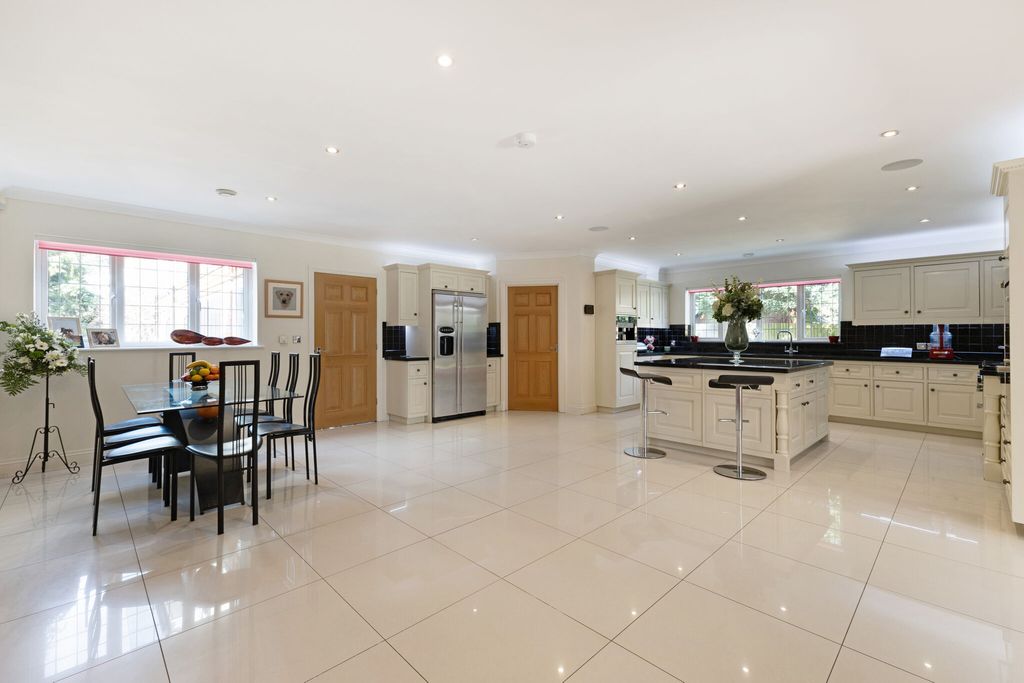 Property photo 2 of 20 Kitchen/Dining