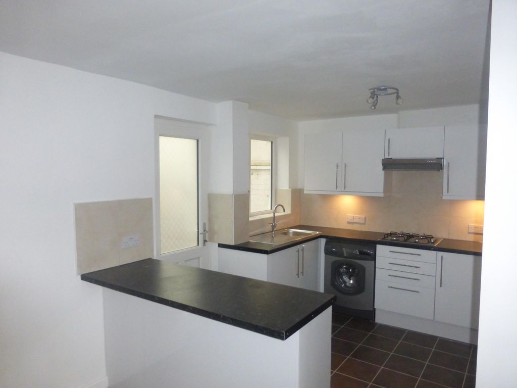 Property photo 3 of 12 Kitchen