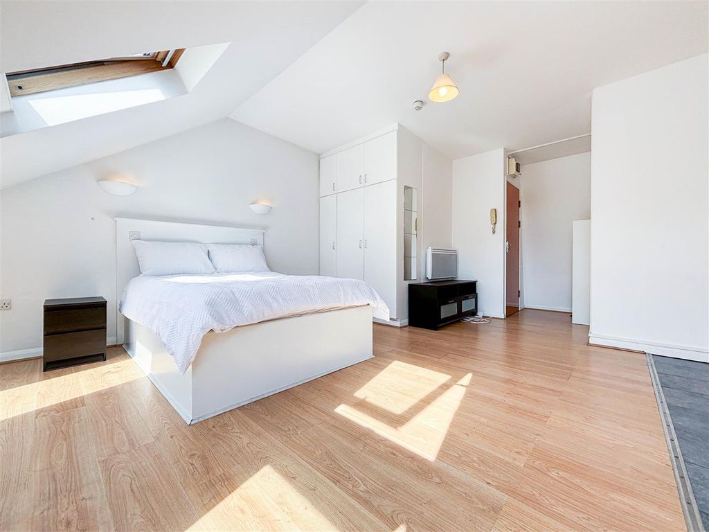 Property photo 2 of 5 Bed Area-2.Jpg