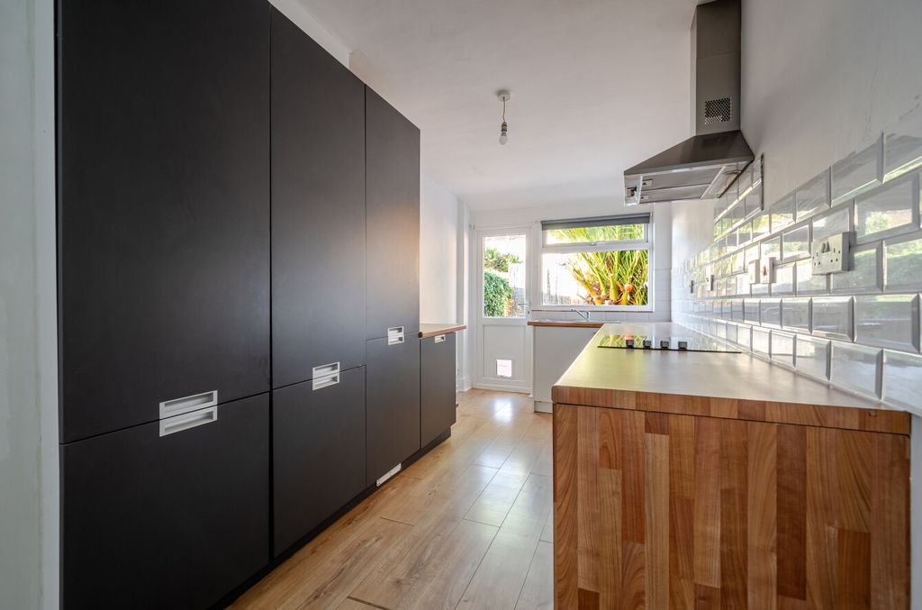 Property photo 3 of 11 1394786-8-69453d7...