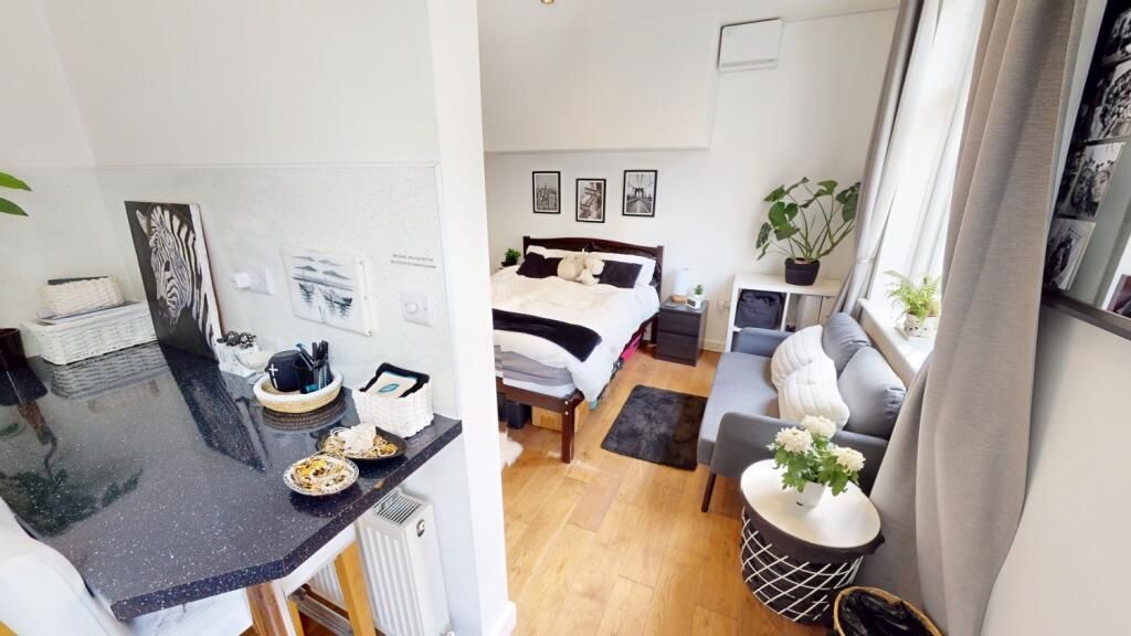 Property photo 1 of 13 A Bright And Stylish Master Bedroom Featuring A Co...