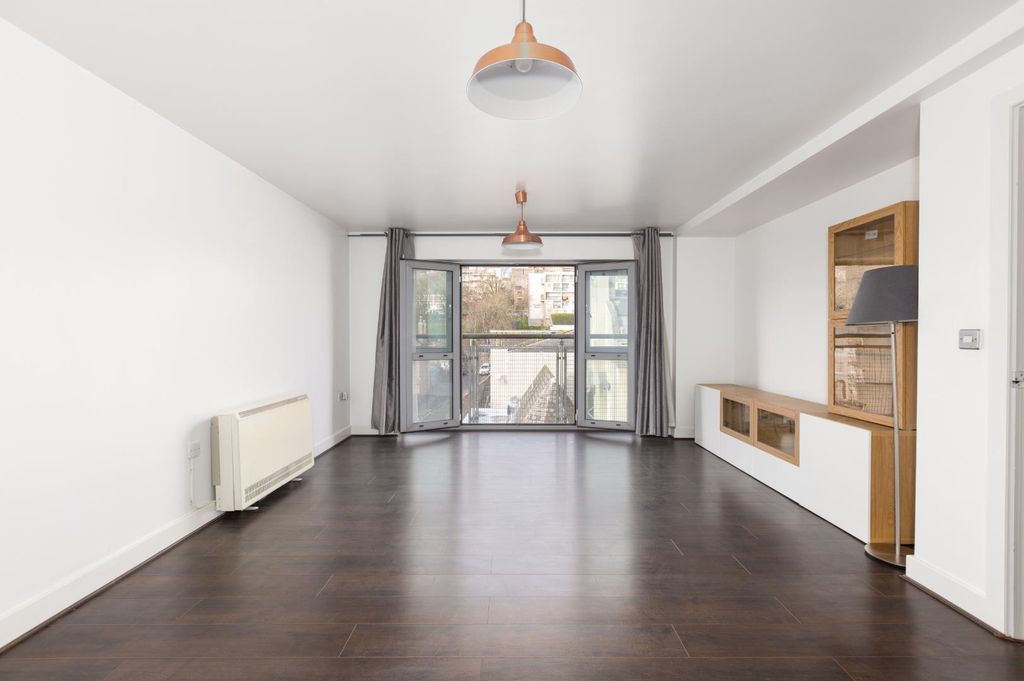 Property photo 1 of 17 Flat 100, Hamilton Court, Bs2-9.Jpg