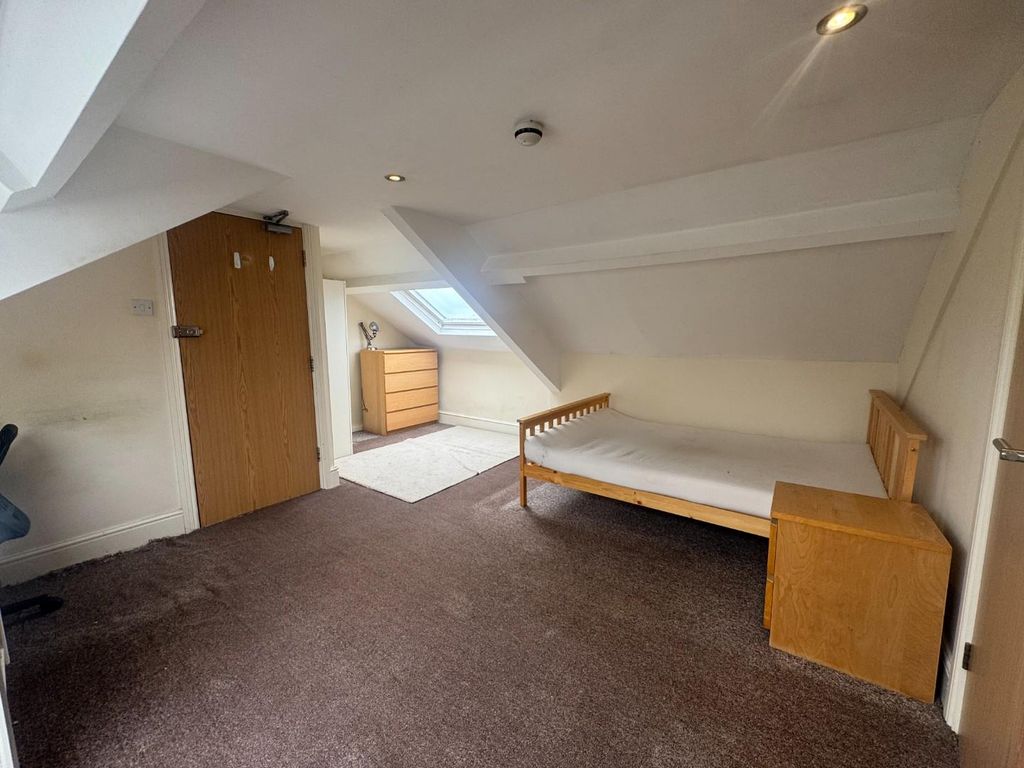 Property photo 2 of 8 Room 4