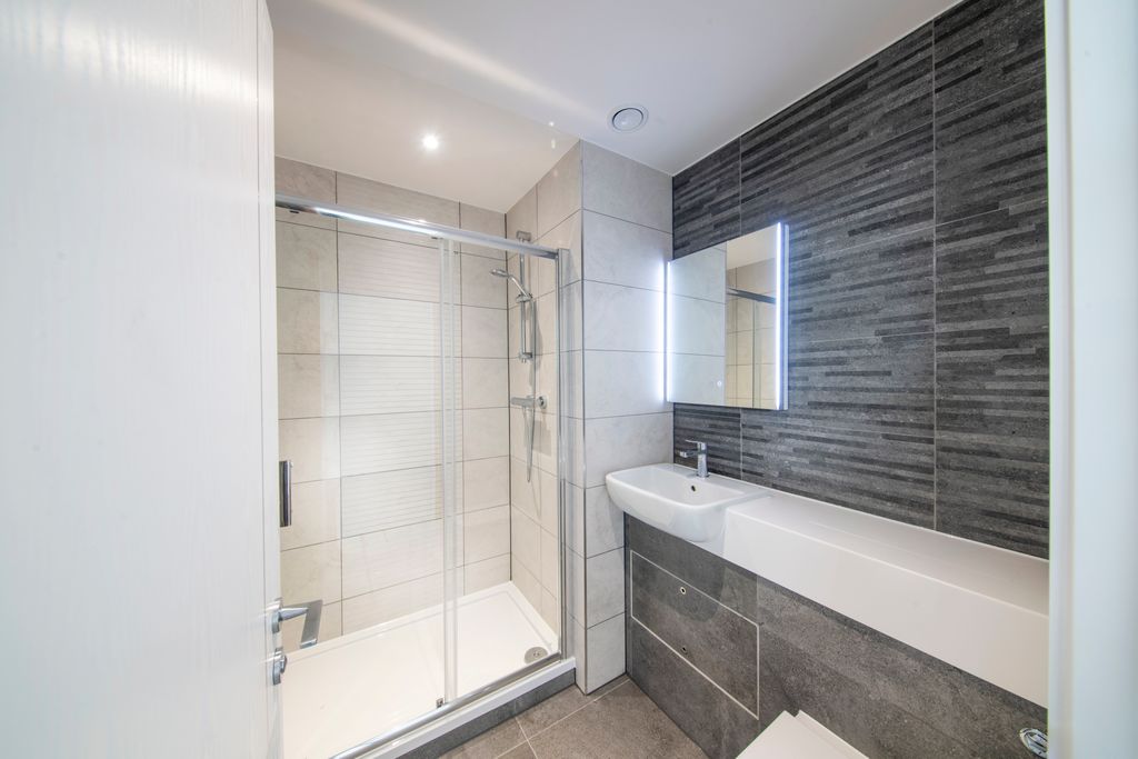 Property photo 3 of 5 En-Suite Bathroom
