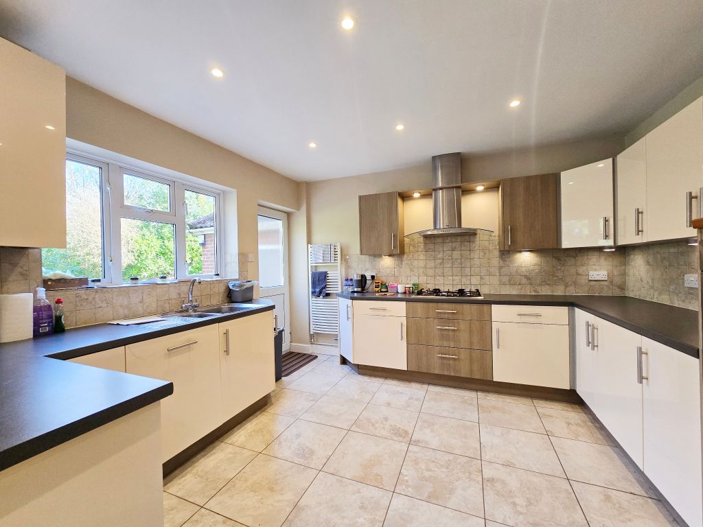 Property photo 3 of 11 6Bl Kitchen