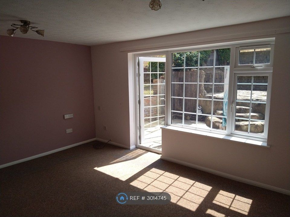 Property photo 3 of 13 Lounge