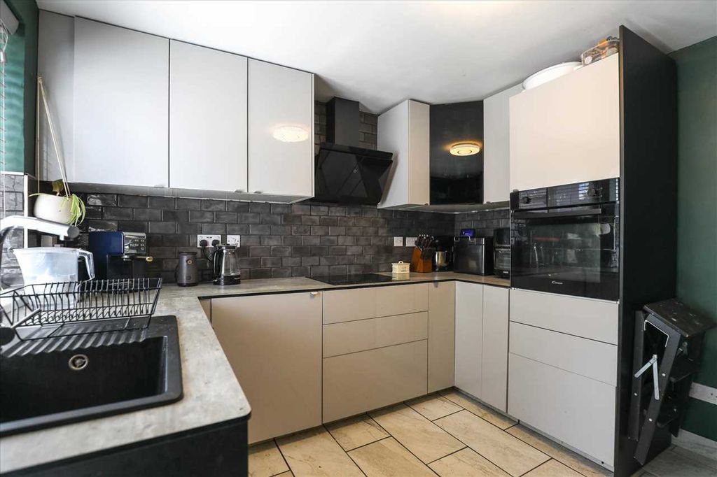 Property photo 3 of 15 Kitchen