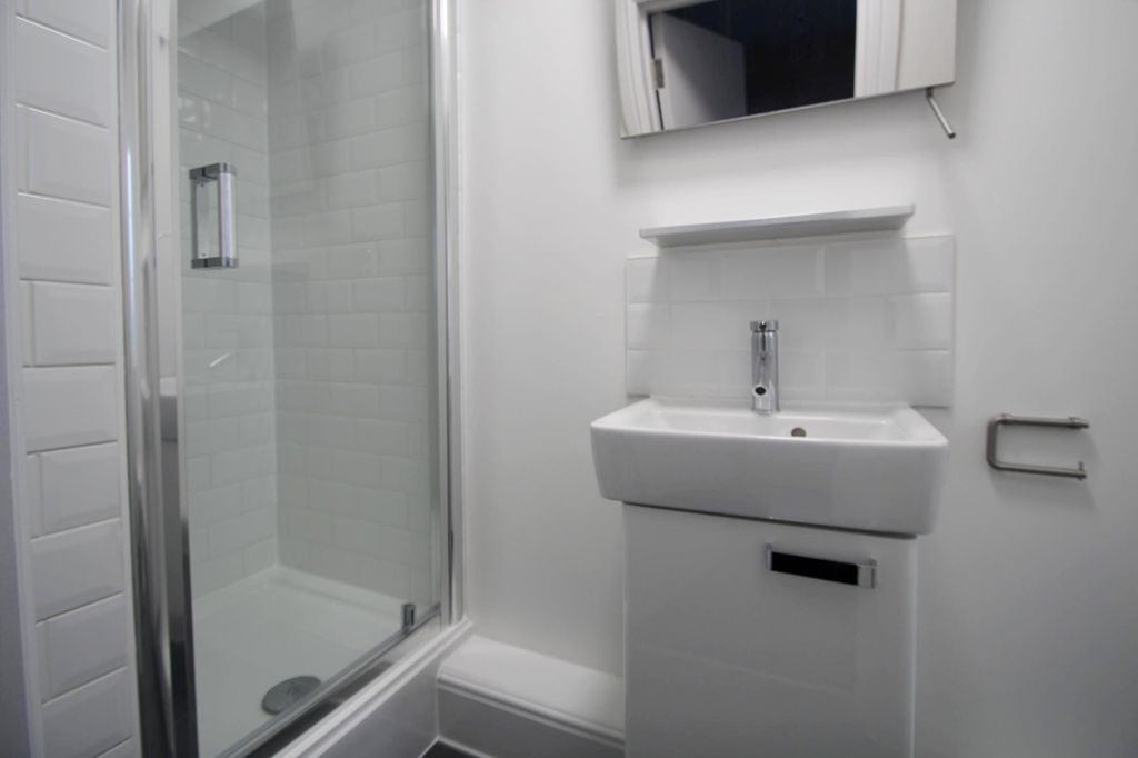 Property photo 3 of 9 Rooms 008