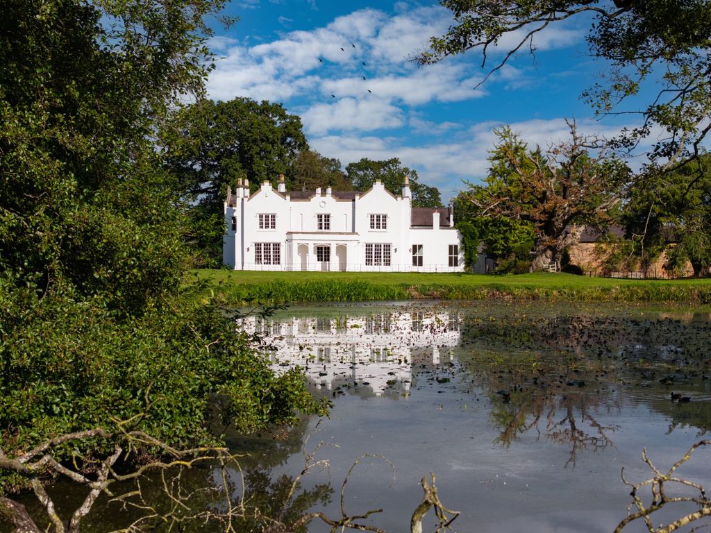 Property photo 1 of 47 Tushingham Hall