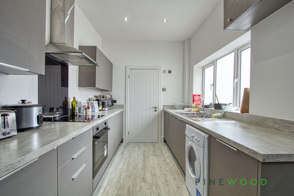 Property photo 3 of 10 Kitchen
