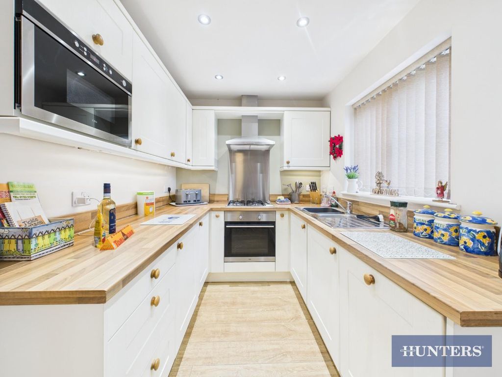 Property photo 2 of 12 Kitchen