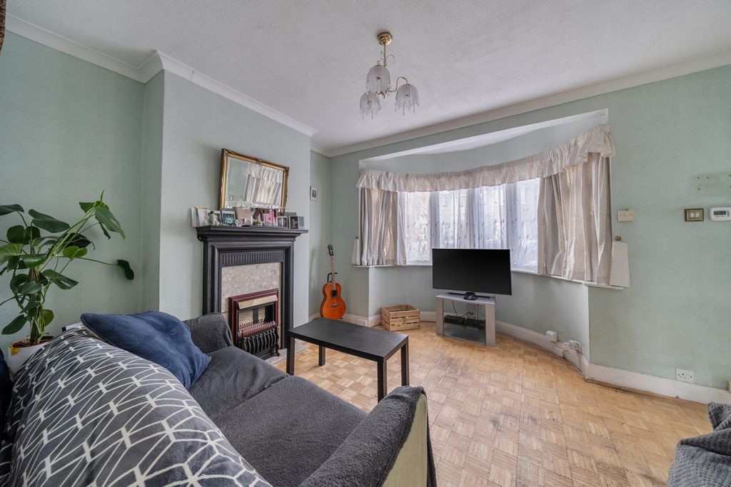 Property photo 2 of 20 1381038-4-6914ba3...