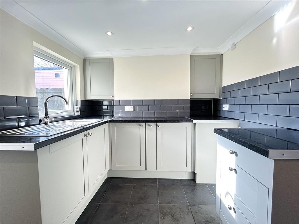 Property photo 3 of 13 Kitchen